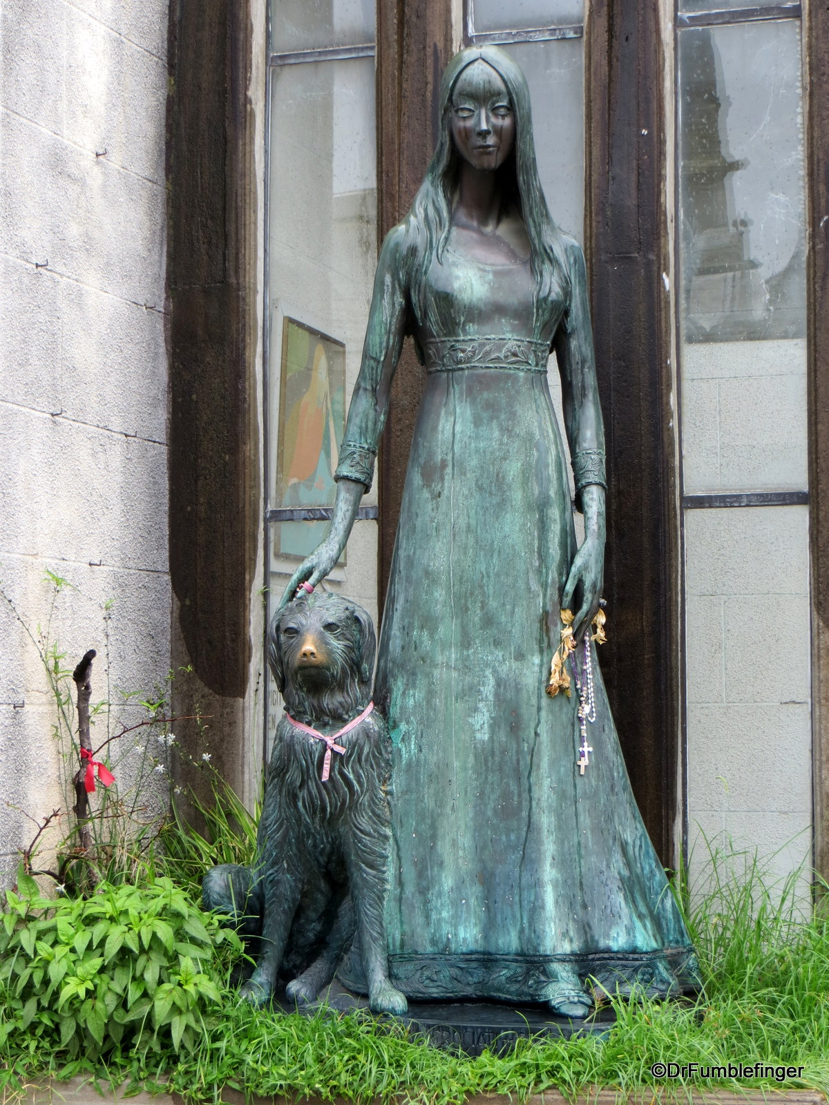 Buenos Aires Recoleta Cemetery 017 Grave of Liliana Crociati, with dog