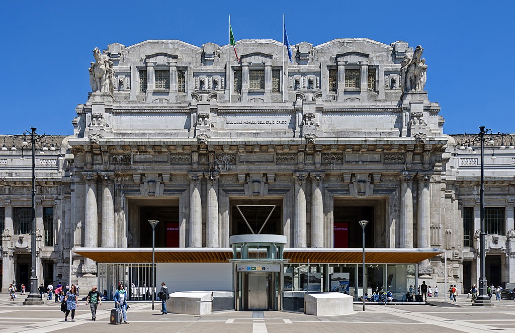 Front_view_of_Milan_Stazione_Centrale_entrance_portico.  Courtesy Daniel Case and Wikimedia