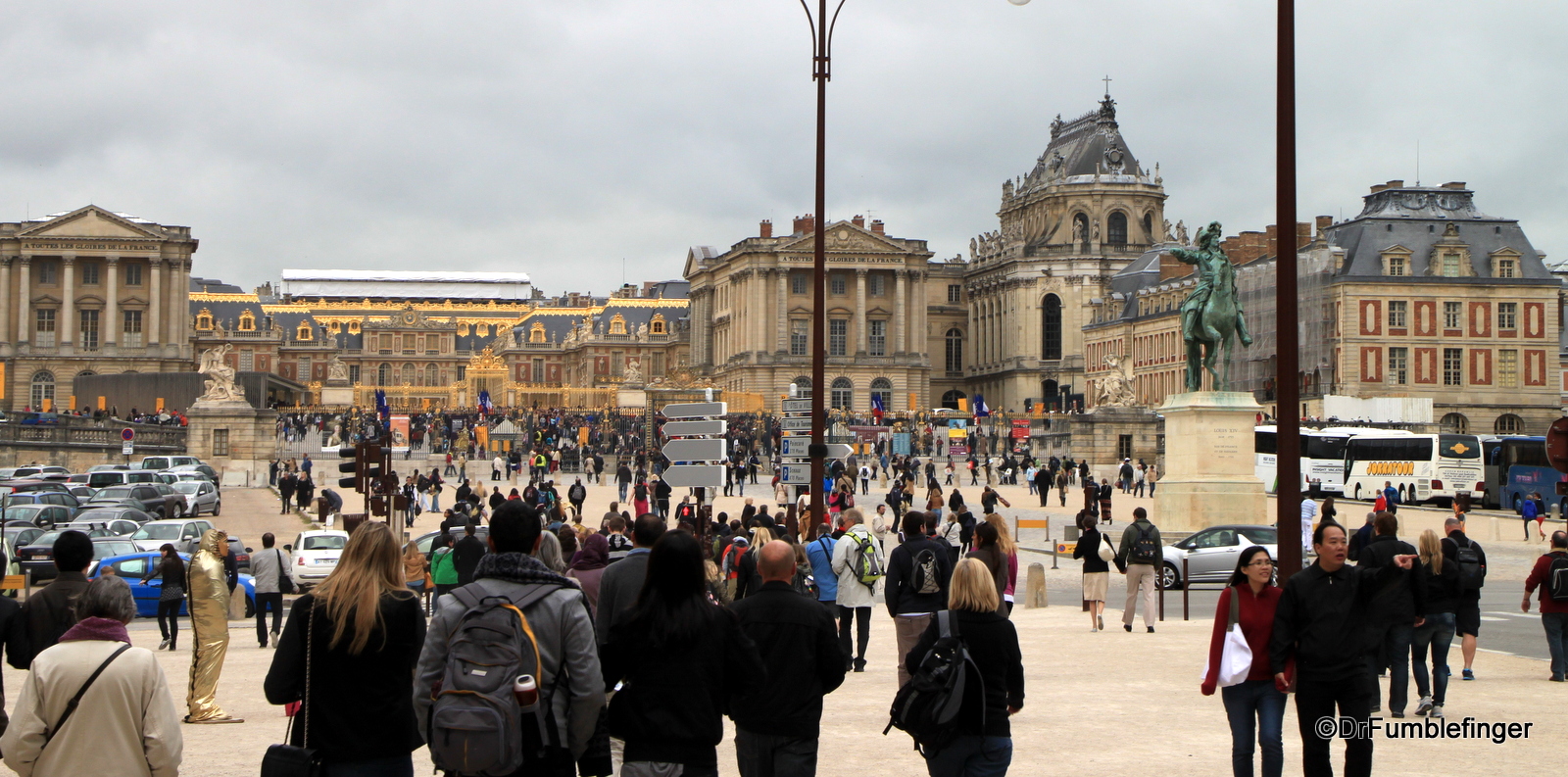 Throngs of people arriving at Versailles