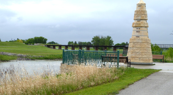 01 Red River and Flood Memorial (10)