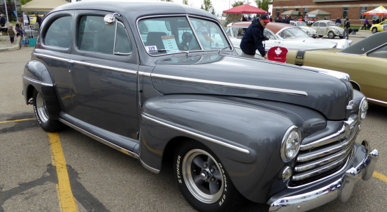 00 1948 Ford Tudor Super Deluxe